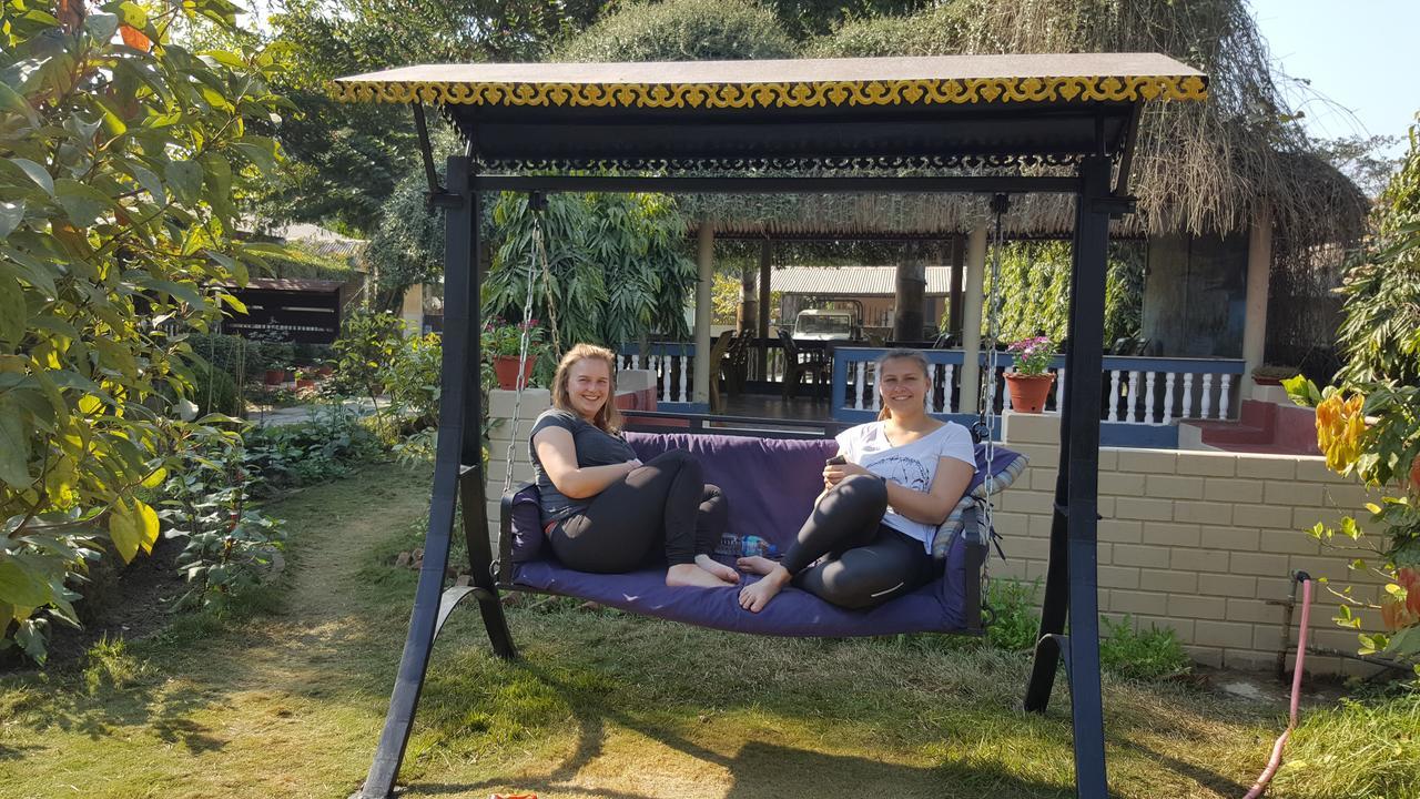 Chitwan Village Resort Sauraha Exteriér fotografie