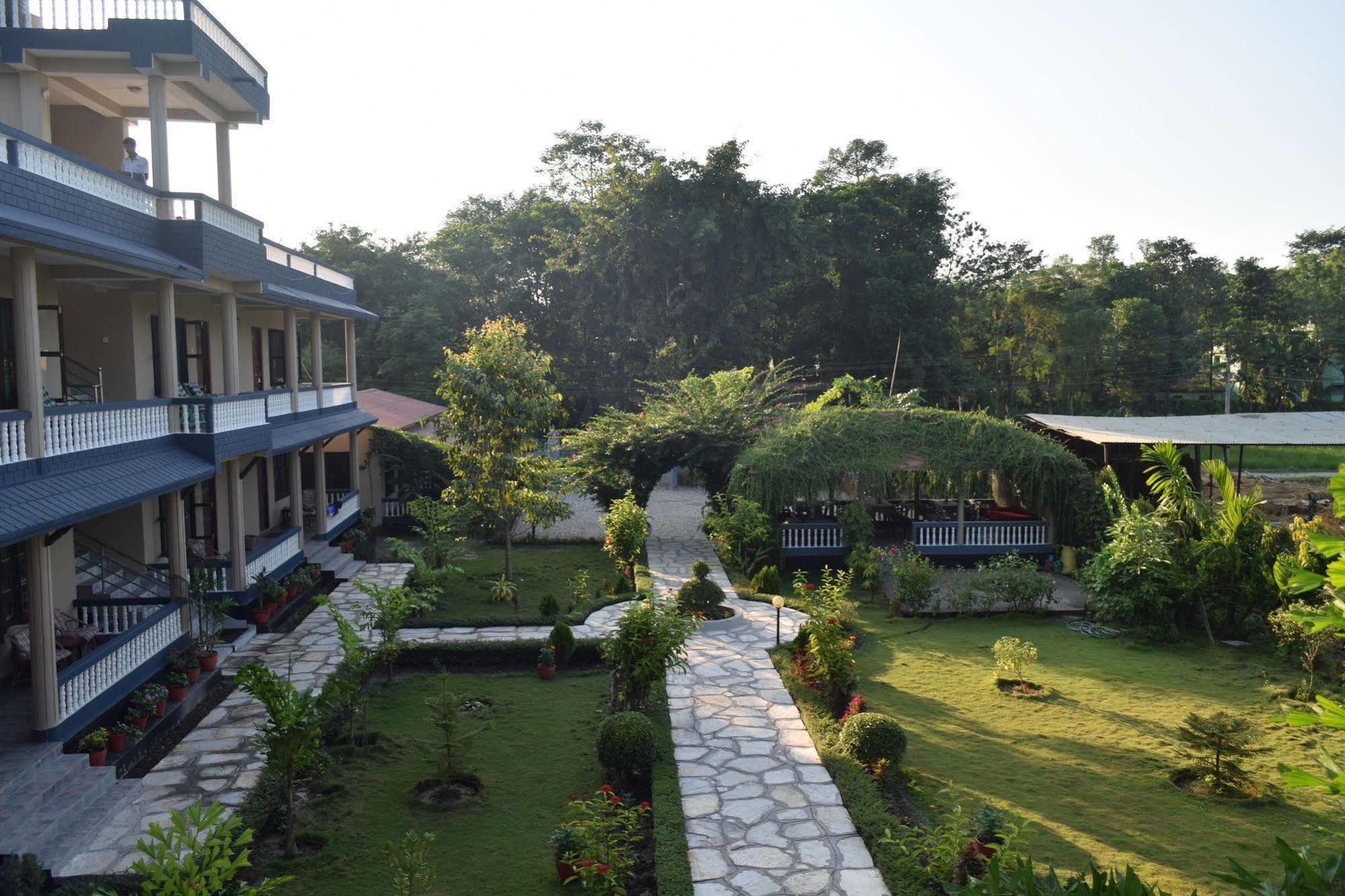 Chitwan Village Resort Sauraha Exteriér fotografie